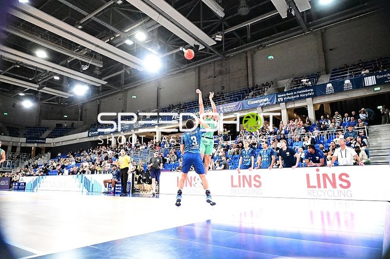 Zweikampf um den Ball