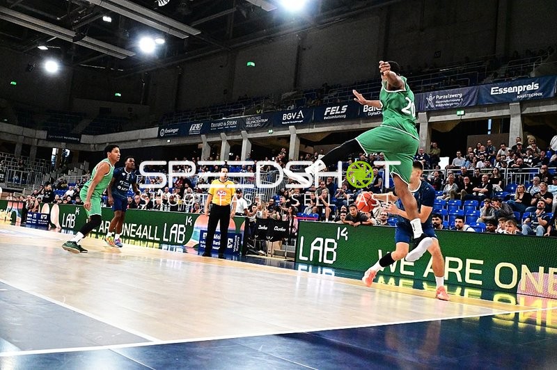 Zweikampf Urald King (20; Gladiators Trier) und Marcel Keßen (15; MLP)