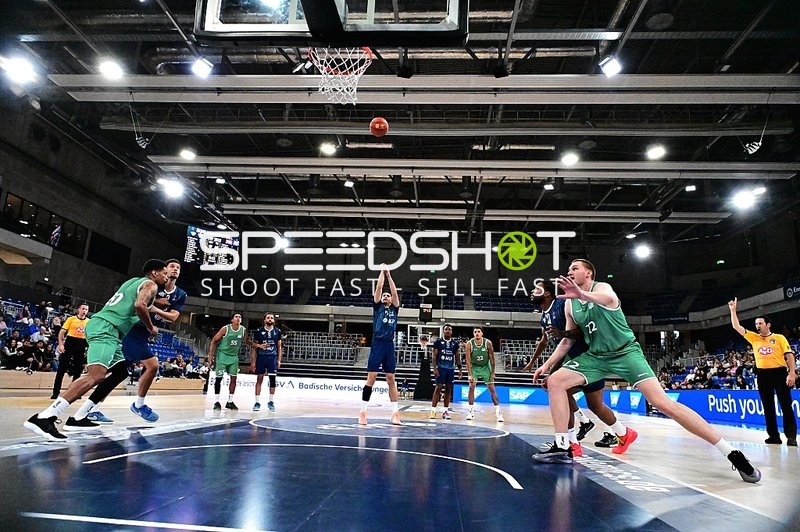 Michael Flowers (6; MLP) wirft, Marten Linßen (12; Gladiators Trier) verteidigt