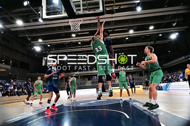 Zweikampf um den Ball