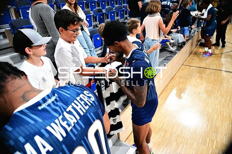 Michael Weathers (20; MLP) gibt Autogramme