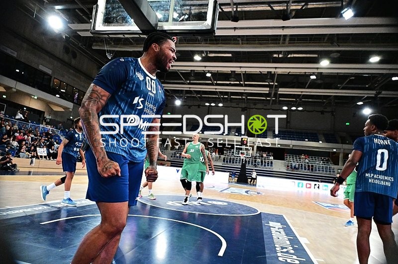 Center Maik Zirbes (33; Gladiators Trier) auf Court