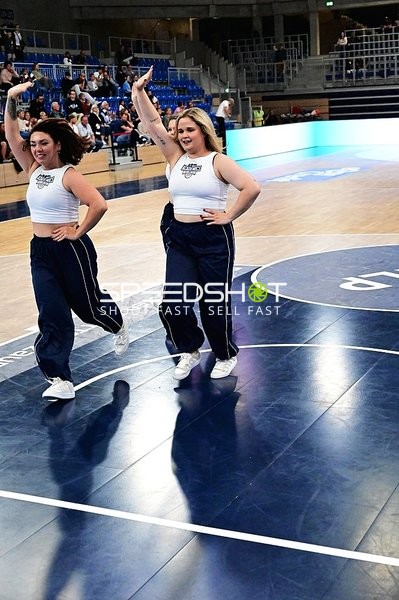 Cheerleader tanzen auf Court