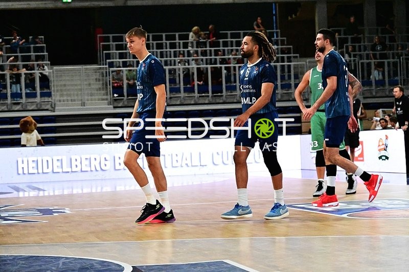 Drei Spieler auf dem Court