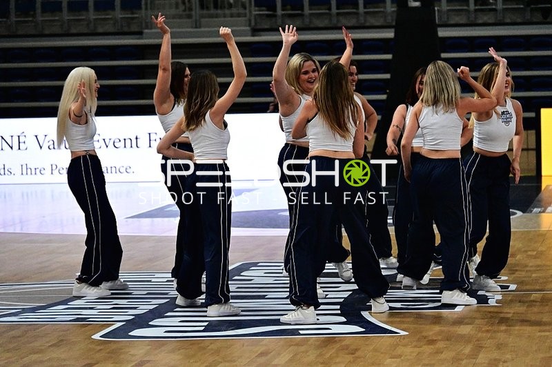 Cheerleader tanzen auf Court