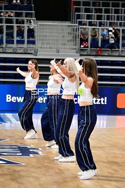 Cheerleader tanzen auf Court