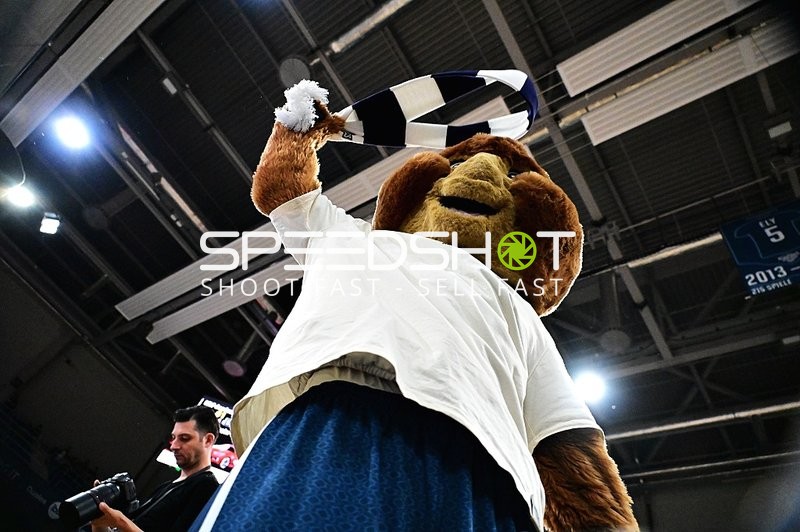 Maskottchen hebt Schal