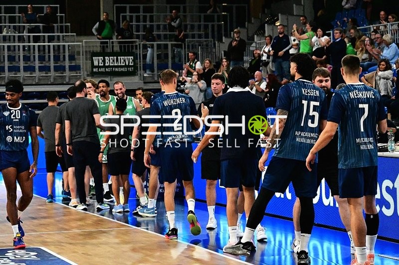 Spieler begrüßen sich nach Spiel