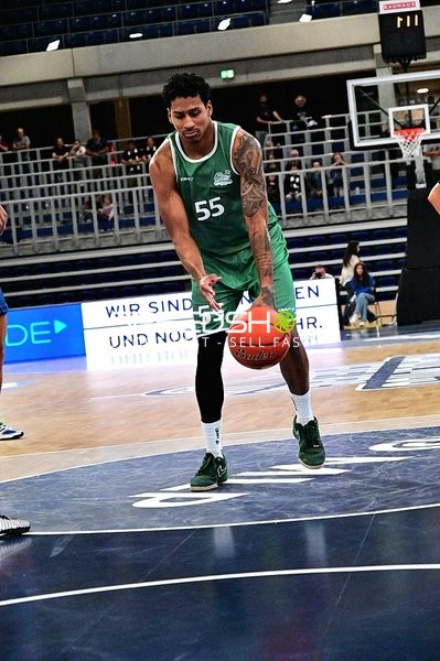 Eli Brooks (55; Gladiators Trier) dribbelt auf dem Court