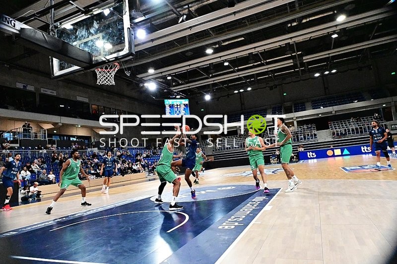 Spieler kämpfen um Ball