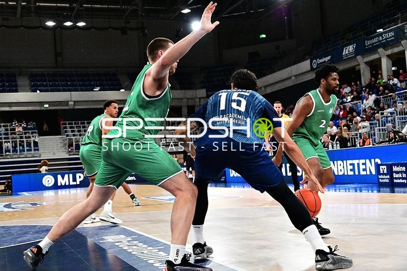 Marcel Keßen (15; MLP) dribbelt am Korb