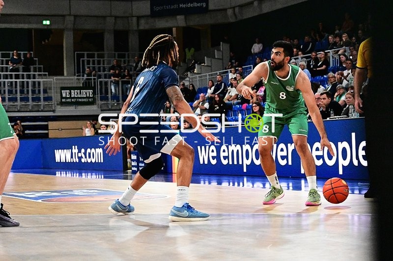 Behnam Yakhchali Dehkordi (8; Gladiators Trier) dribbelt, Michael Flowers (6; MLP) verteidigt