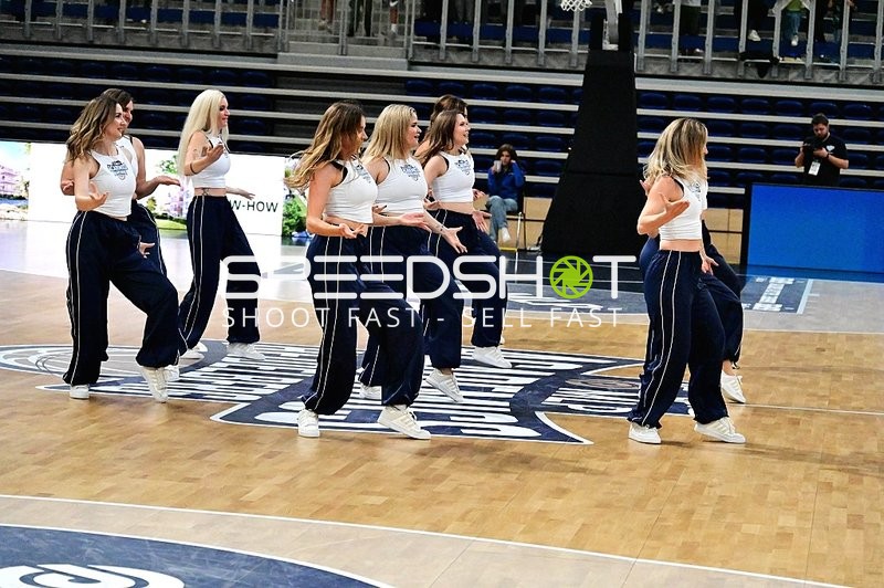 Cheerleader tanzen auf Court