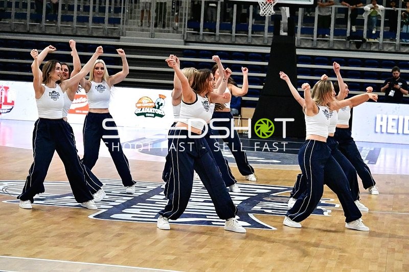 Cheerleader tanzen auf Court