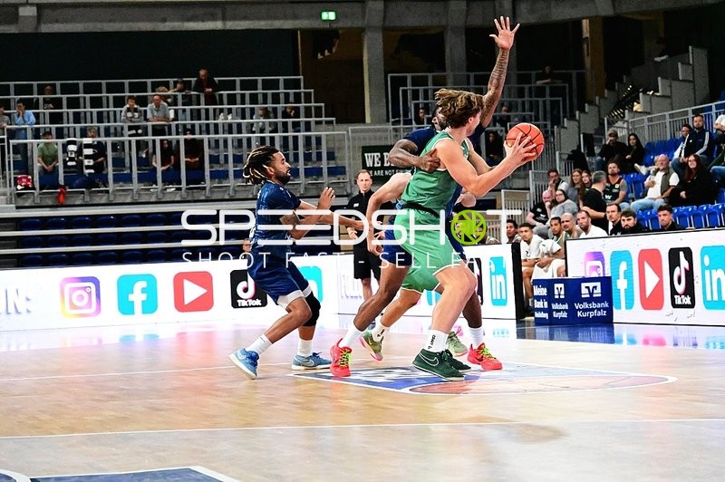 Spieler im Zweikampf auf Court