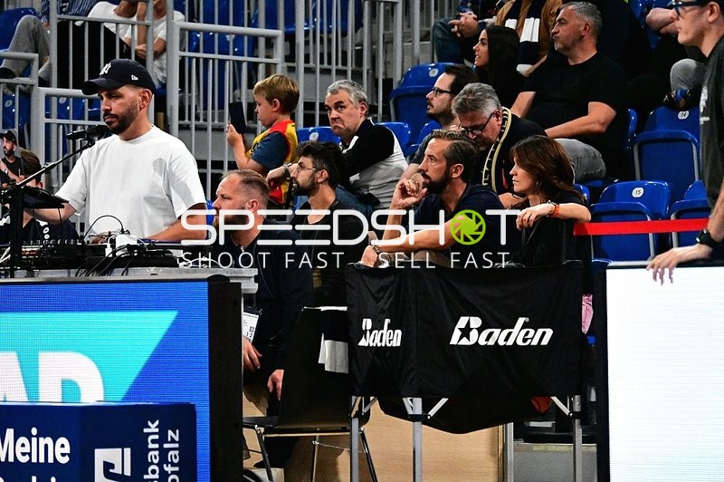 Zuschauer und Offizielle am Spielfeldrand