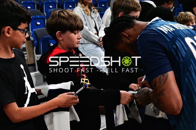 Spieler von DJ Horne (0; MLP) signiert Autogramme