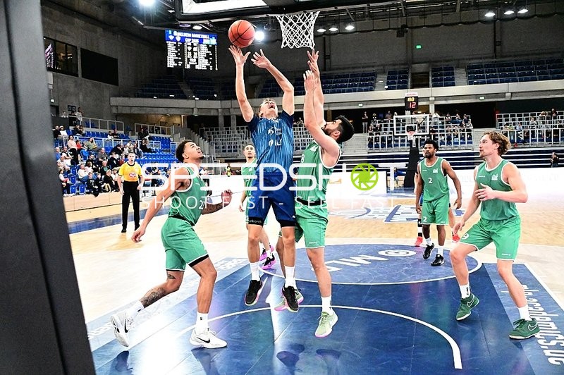 Ballaktion unter dem Korb