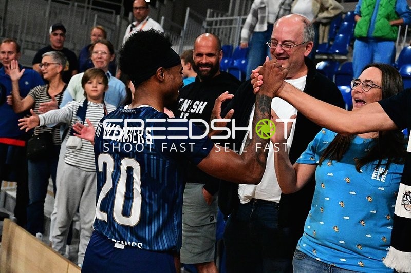 Michael Weathers (20; MLP) jubelt mit Fans