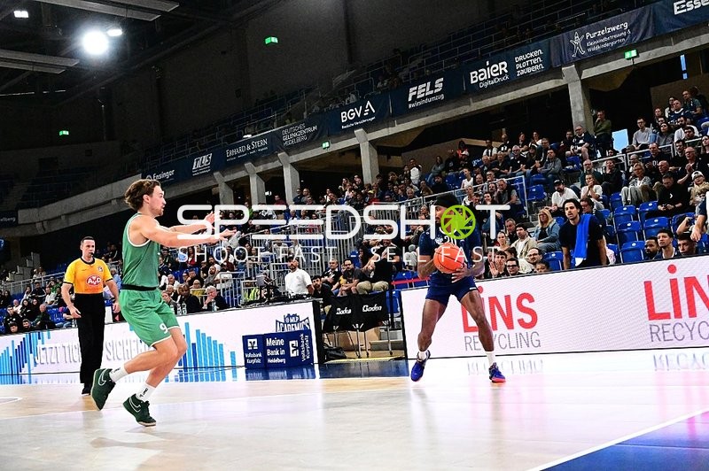 Zweikampf zwischen Michael Weathers (20; MLP) und Marco Hollersbacher (9; Gladiators Trier)