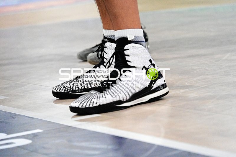 Basketballschuhe auf Court