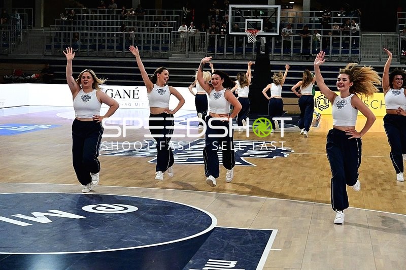 Cheerleader tanzen auf Court