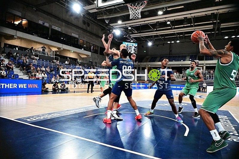 Zweikampf unter Korb