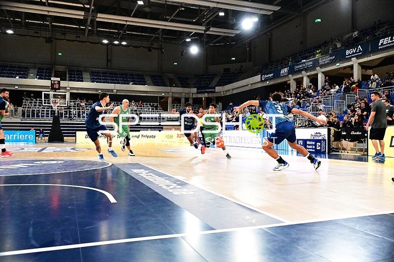 Spieler kämpfen um Ball