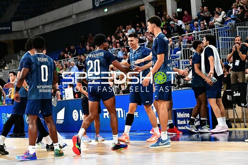 Begrüßung auf dem Court