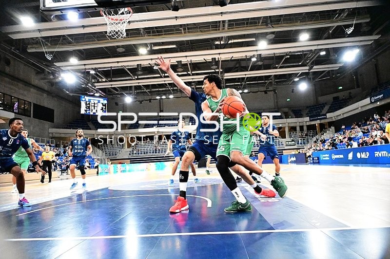 Zweikampf zwischen Eli Brooks (55; Gladiators Trier) und DJ Horne (0; MLP)