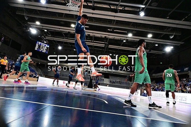 Dusan Neskovic (7; MLP) springt zum Korb