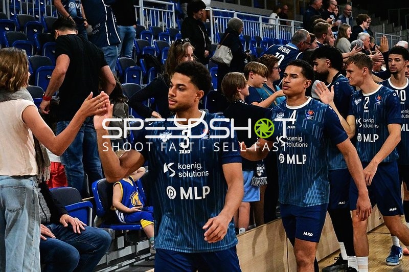 Spieler geben High-Fives