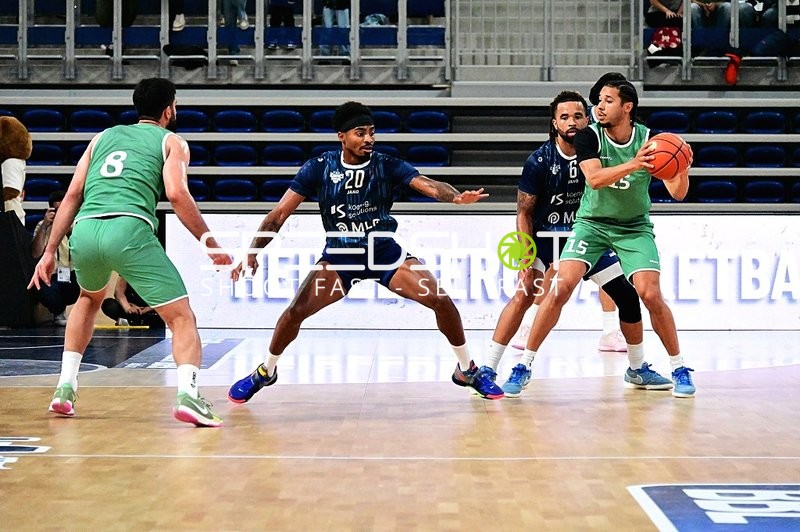 Direktes Duell um den Ball