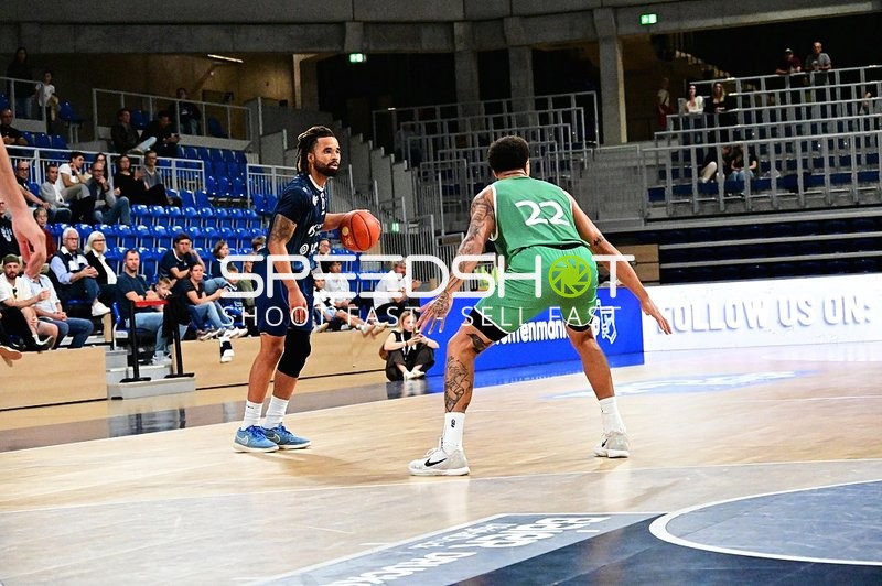 Michael Flowers (6; MLP) dribbelt, Nolan Adekunle (22; Gladiators Trier) verteidigt