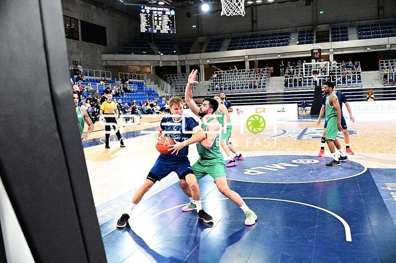 Zweikampf zwischen Niklas Würzner (2; MLP) und Behnam Yakhchali Dehkordi (8; Gladiators Trier)