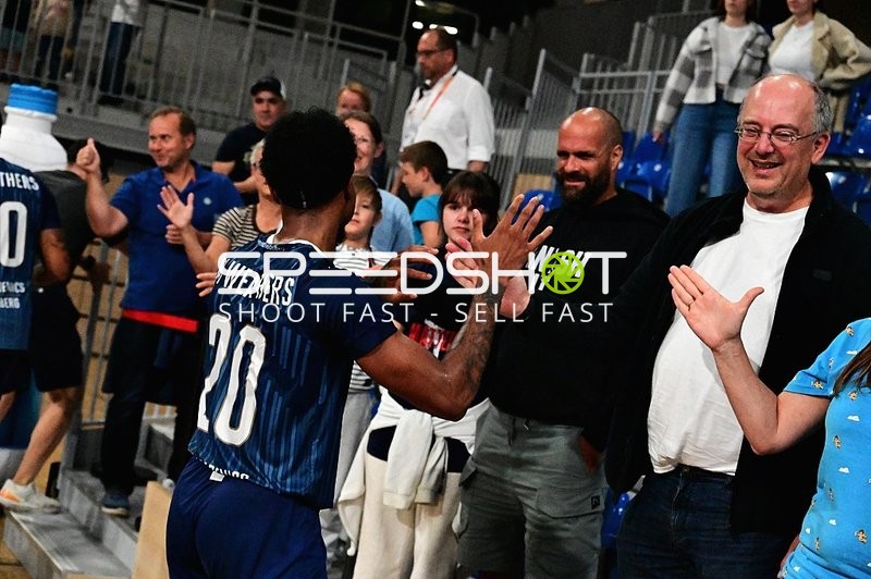 Michael Weathers (20; MLP) jubelt mit Fans