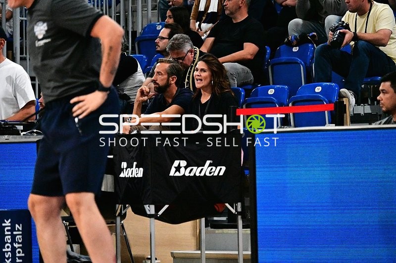 Coaches und Staff an Seitenlinie