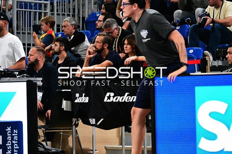 Personen am Spielfeldrand