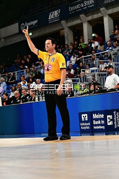 Schiedsrichter gibt Zeichen