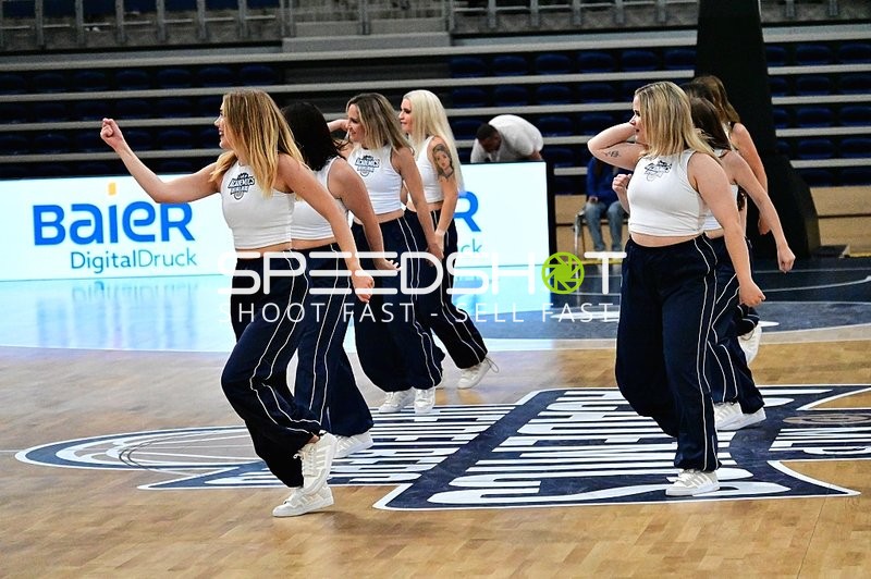 Cheerleader tanzen auf Court