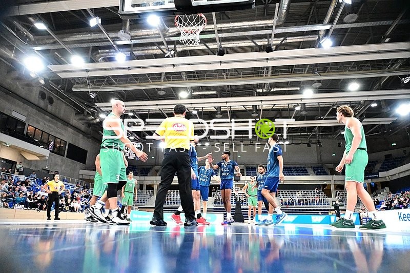 Spieler und Schiedsrichter auf Court