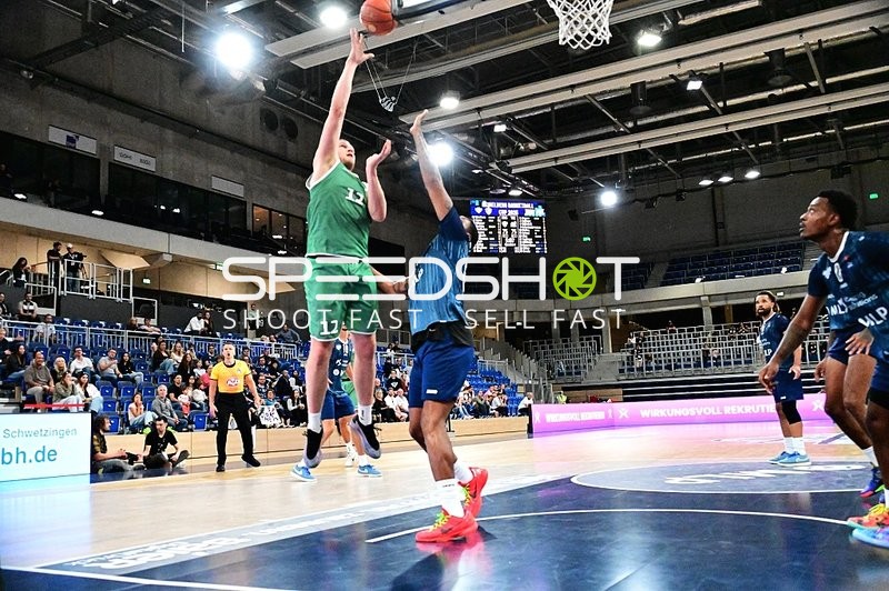 Wurfversuch von Marten Linßen (12; Gladiators Trier)