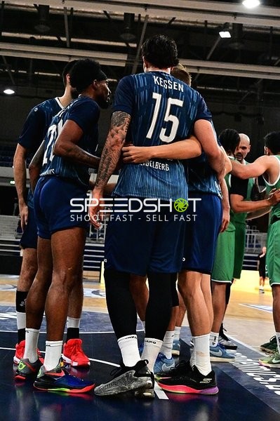 Spieler beider Teams auf Court