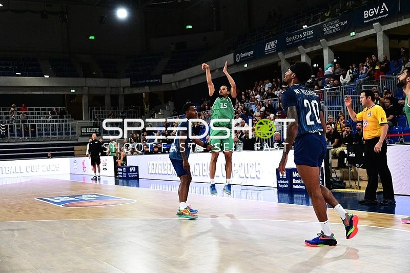 Wurfversuch von Jordan Roland (15; Gladiators Trier)