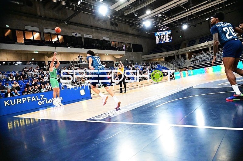 Michael Weathers (20; MLP) wirft auf Korb