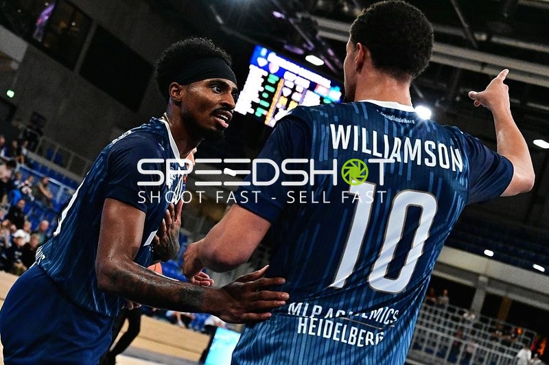 Samuell Williamson (10; MLP) und Michael Weathers (20; MLP) auf dem Court