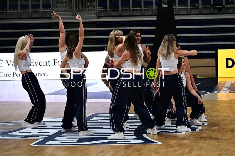 Cheerleader tanzen auf Court