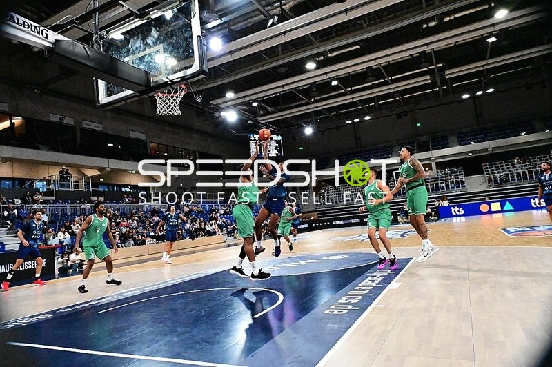 Michael Flowers (6; MLP) wirft auf Korb