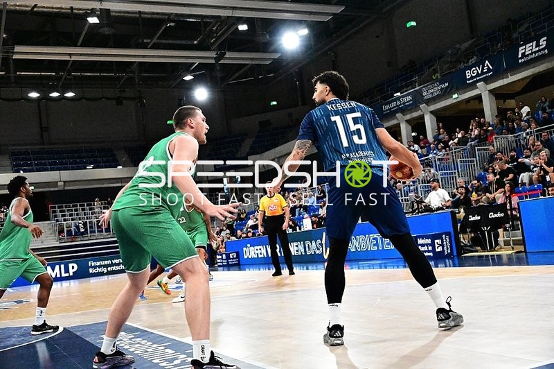 Marcel Keßen (15; MLP) dribbelt, Dexter Akanno (2; Gladiators Trier) verteidigt