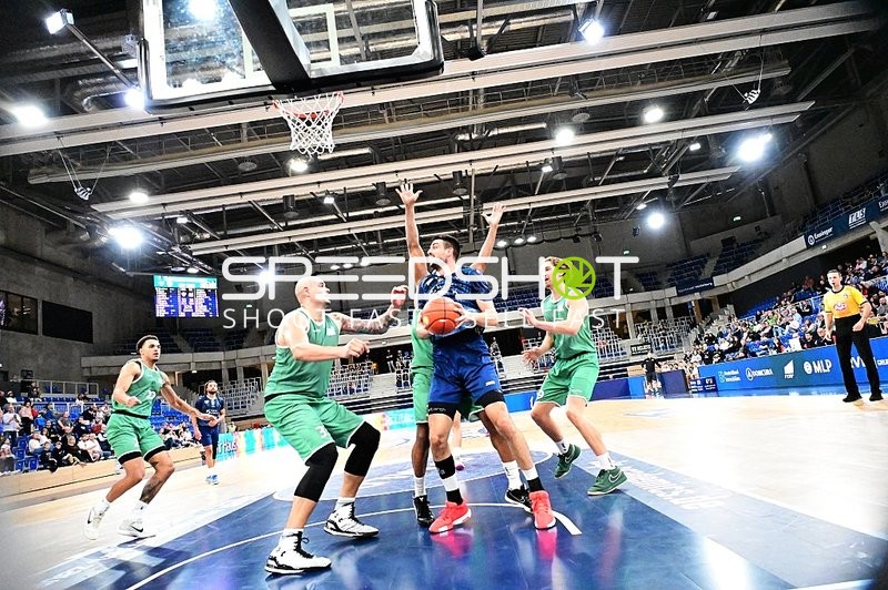 Kampf um den Ball unter Korb